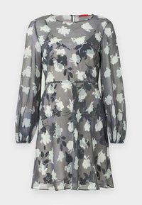 Ημιδιάφανο φόρεμα με μακριά μανίκια και ασπρόμαυρο λουλουδάτο σχέδιο, εφαρμοστή μέση, στρογγυλή λαιμόκοψη και ελαστικές μανσέτες.