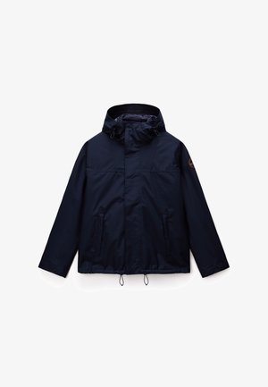 Granatowa wodoodporna kurtka z wysokim kołnierzem, regulowanym kapturem, zamkiem błyskawicznym z przodu, dwoma bocznymi kieszeniami oraz elastycznymi sznurkami na dole.