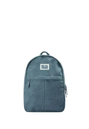 Mochila de tela azul grisácea con bolsillo delantero con cremallera, asa superior y parche con el logotipo "SCALPERS" en el centro superior.