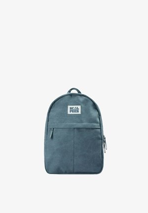 Blaugrauer Stoff-Rucksack mit Frontreißverschlusstasche, oberem Griff und "SCALPERS" Logo-Patch im oberen Zentrum.