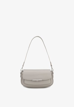 Borsa a tracolla in pelle grigio chiaro con chiusura a patta e fermaglio color argento, con una singola tracolla e bordi lisci e curvi.