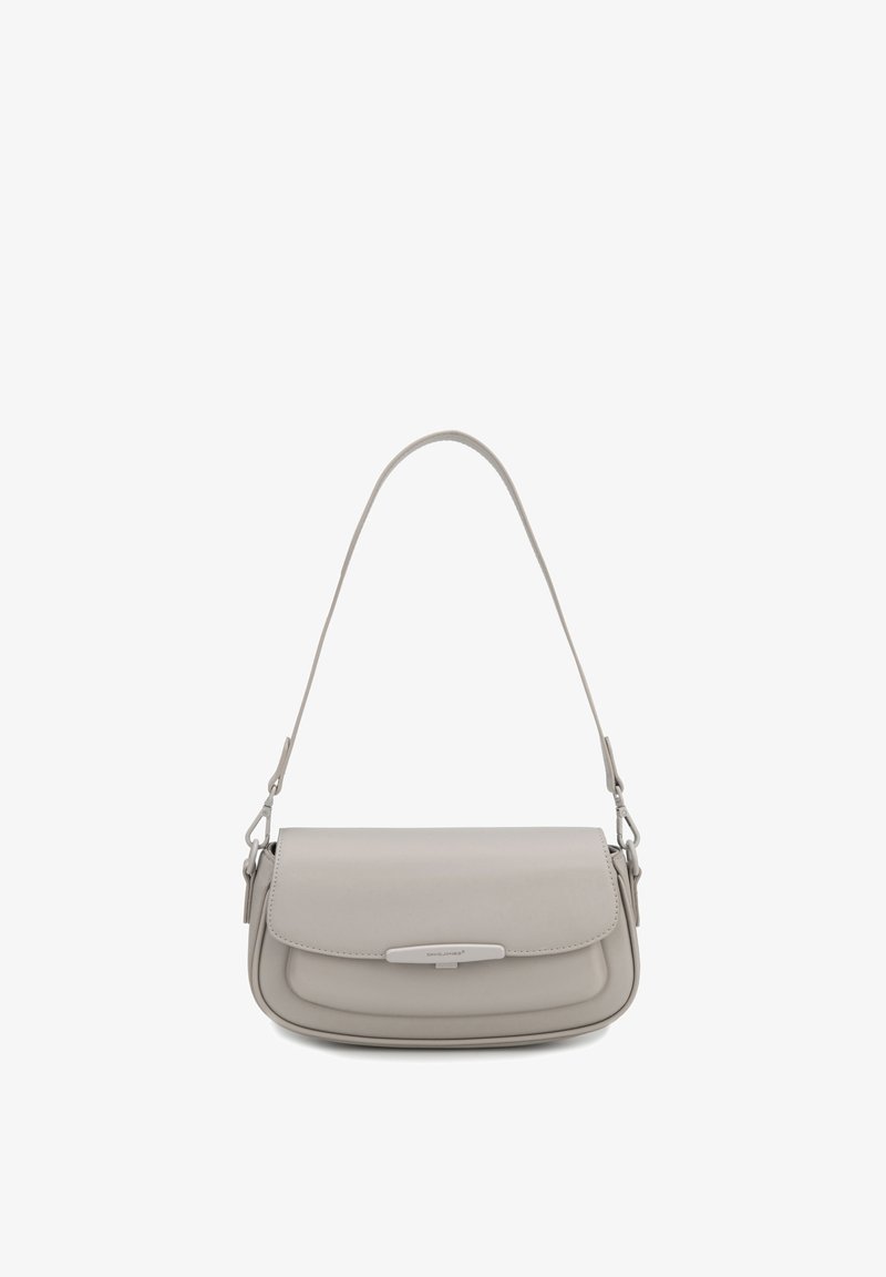 Sac à épaule en cuir gris clair avec fermeture à rabat et fermoir argenté, doté d'une seule bandoulière et de bords lisses et arrondis.