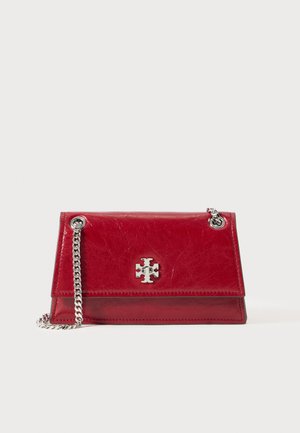 Rød læder crossbody taske med en sølv kædetras og sølv logoemblemet på forsiden af klappen, sat mod en hvid baggrund.