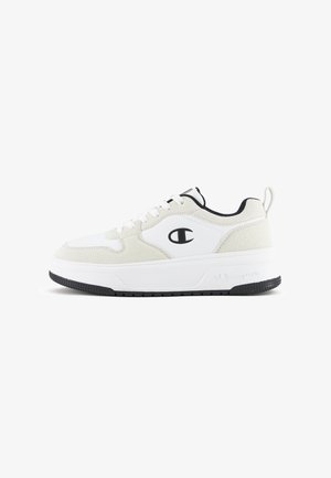 Białe sneakersy z teksturowaną, białą zamszową i siateczkową cholewką, czarnymi akcentami, teksturowaną gumową podeszwą oraz logo Champion po bokach.