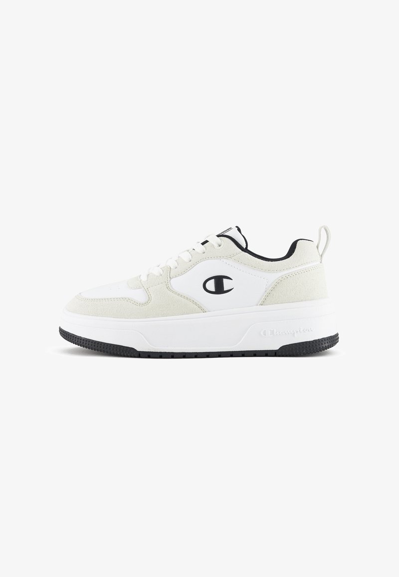 Weißer Sneaker mit einem strukturierten weißen Wildleder- und Mesh-Obermaterial, schwarzen Akzenten, strukturiertem Gummisohle und Champion-Logo an der Seite.