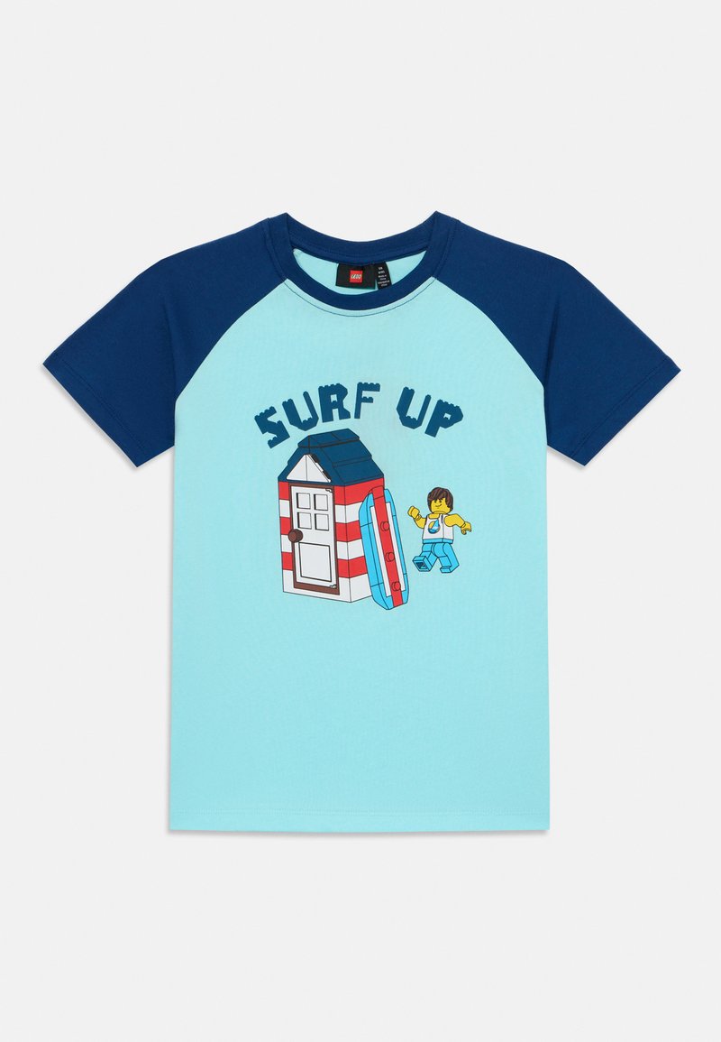 Hele sinine T-särk tumesiniste raglanvarrukatega. Elemendis on pilt rannamajast, surfilaud ja tegelane, millel on tekst "SURF UP".