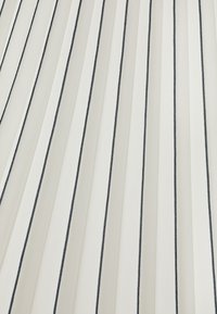 Tessuto bianco plissettato con righe nere orizzontali. Presenta una texture liscia e una serie di pieghe verticali uniformemente distanziate.