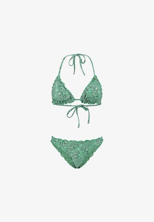 Costum de baie verde cu model paisley, care include o parte de sus cu margini crestate și legături la gât, precum și o pereche de chiloți corespunzători cu un design similar.