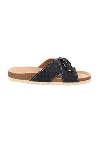 Comoda ciabatta scivolosa blu navy realizzata in materiale sintetico testurizzato con accenti marroni e fibbia nera regolabile su una suola beige simile al sughero.