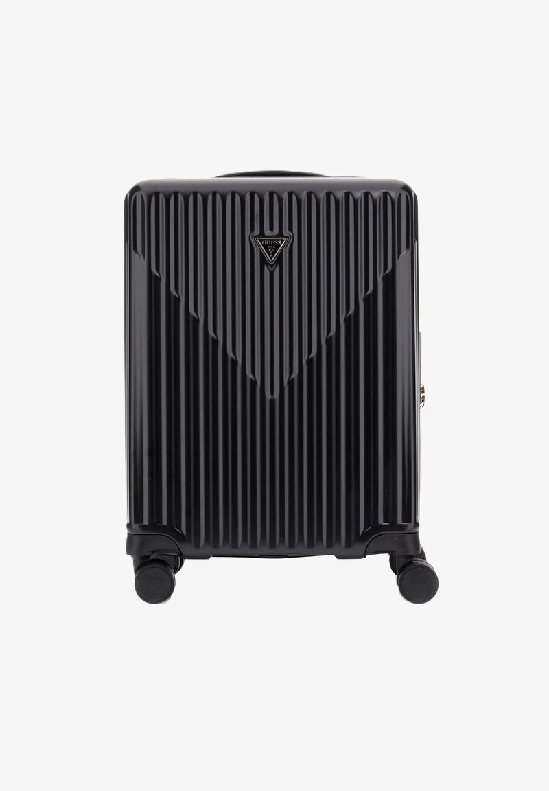Valigia rigida nera con texture a coste verticali, maniglia incassata, logo a contrasto e quattro ruote per la mobilità.
