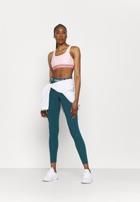 Under Armour CROSSBACK MID BRA - Sutiã desportivo de suporte médio - beta tint