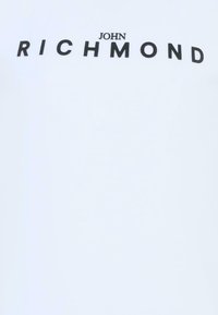 T-shirt bianca in cotone con testo stampato in bold nero "JOHN RICHMOND" sulla parte anteriore. Design semplice con collo rotondo e maniche corte.