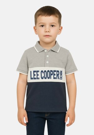 Polo gris et marine avec une bande blanche et l'inscription "LEE COOPER DENIM" en bleu. Manches courtes et patte à deux boutons. Tissu doux.