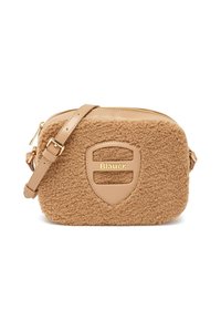 Borsa a tracolla in finta shearling marrone testurizzato con rifiniture in pelle beige, hardware dorato e logo a scudo embossato sul davanti.