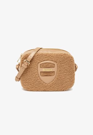 Borsa a tracolla in finta shearling marrone testurizzato con rifiniture in pelle beige, hardware dorato e logo a scudo embossato sul davanti.