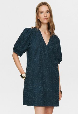 Donkerblauwe jurk met bloemenprint, een V-hals, korte puffmouwen en een relaxte pasvorm. Heeft een subtiele textuur en zakken.