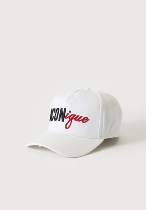 Casquette de baseball blanche avec texte brodé en noir et rouge indiquant "ICONique" sur le panneau avant, présentée sur un fond uni.