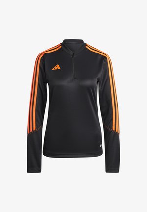 Schwarzes, langärmliges Sportoberteil mit einem Viertelreißverschluss. Mit orangefarbenem Dreistreifen-Design an den Ärmeln und einem gestickten Logo auf der Brust.