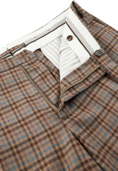Bruine geruite broek met een rits en knoopsluiting. De binnenstof is gestreept in een contrasterende kleur, wat de ontwerpelementen benadrukt.