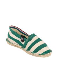 Espadrille à enfiler rayée vert et blanc avec semelle tissée et petite étiquette logo noire sur le côté, isolée sur fond blanc.