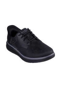 Sneaker décontractée Skechers noire avec fermeture à lacets, col rembourré et semelle amortissante présentée sous un angle en trois-quarts.