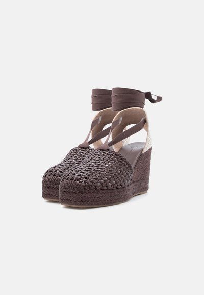 Gevlochten bruine sleehak espadrilles met enkelbandjes en gesloten neus, met een textuur van gevlochten ontwerp en een hoge plateauzool.