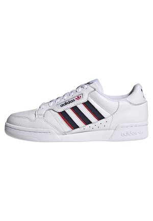 Białe tenisówki Adidas z czarnymi i czerwonymi paskami, sznurowane i z logo Adidas po boku i na pięcie.