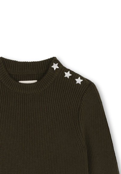 Maglione lavorato a maglia verde scuro con una texture a coste, caratterizzato da dettagli di stelle argento sulle spalle.