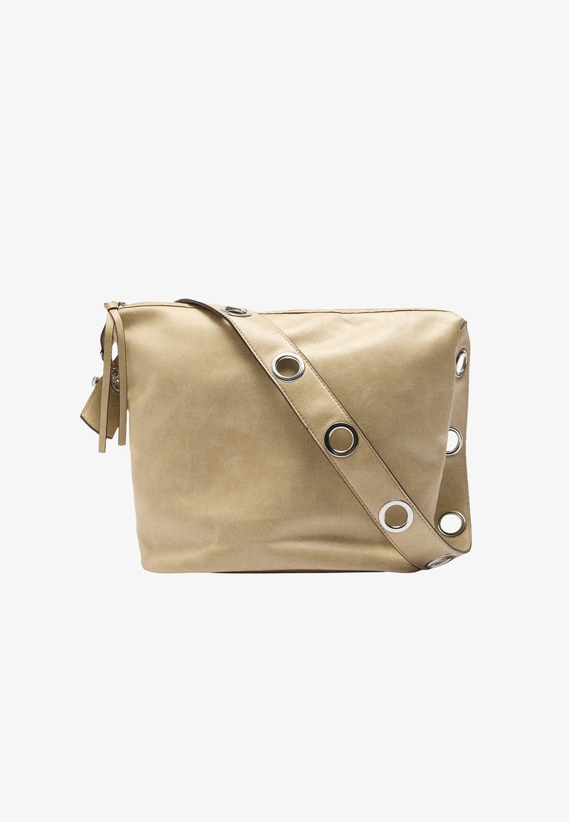 Beżowa skórzana torebka na ramię z szerokim paskiem, z dużymi srebrnymi oczkami i zamkiem błyskawicznym z skórzanymi uchwytami.
