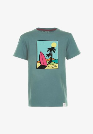 Grøn bomulds T-shirt med et forsidegrafik af et pink surfbræt, palmetræ, sol og bjerge i en farverig strandscene. Korte ærmer.