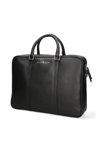 Zwarte leren aktetas met een rechthoekige vorm, dubbele handgrepen, ritssluiting, verdiept logo en een minimalistisch ontwerp met zichtbare stiksels.