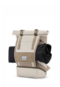 Beige és barna színű roll-top hátizsák, tartós anyagból készült. Állítható pántokkal, elülső hálós zsebbel és fekete kiegészítőkkel rendelkezik. Minimalista dizájn.