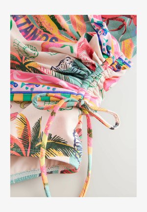 Tissu imprimé floral en rose, vert et bleu, présentant un design froncé avec des liens et des accents de feuillage tropical et d'illustrations de faune.