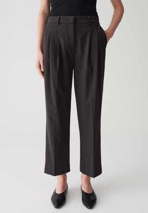 Zwarte op maat gemaakte broeken met een hoge taille, plooien en zijzakken. Rechte pijpdesign met een gladde textuur en een scherpe afwerking.