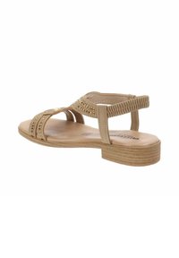 Sandalo beige con punta aperta e cinturino posteriore, caratterizzato da accenti metallici decorativi e supporti laterali strutturati. Suola piatta con leggera elevazione.