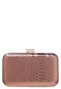 Kabelka ve tvaru obdélníku v růžovém zlatu s hadí texturou a zlatým kovovým zámkem nahoře.