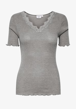 Harmaa lyhythihainen paita, jossa on aaltoileva helma. Ominaisuuksiin kuuluu teksturoitu neulekangas ja V-muotoinen pääntie, joka on koristeltu pitsireunuksella.