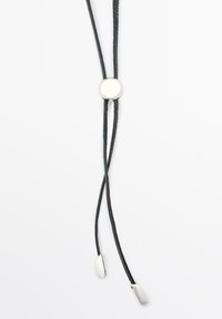 Bolo tie in pelle nera con perla circolare in argento e punte metalliche, caratterizzato da un design elegante e minimale adatto per vari outfit.