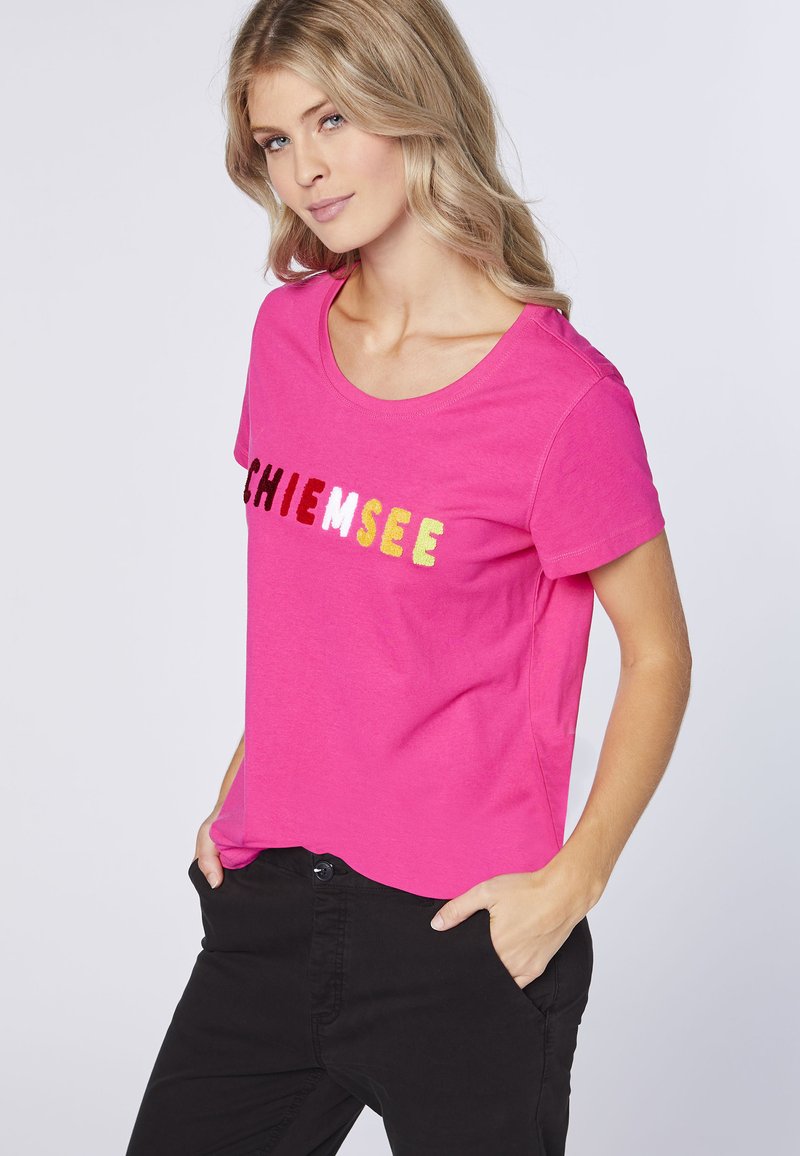 Damen T-Shirts | Chiemsee MIT RUNDHALSAUSSCHNITT T-Shirt print beetroot purple/pink - QK00561 Damen T-Shirts | Chiemsee MIT RUNDHALSAUSSCHNITT T-Shirt print beetroot purple/pink - QK00561