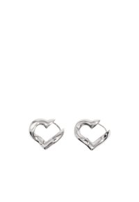 Pendientes de aro plateados con forma de corazón, que presentan una superficie suave y pulida con un diseño moderno y estilizado.
