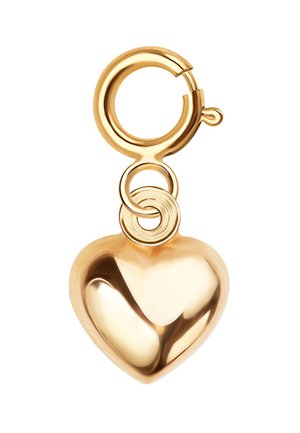 Złoty, sercowy charms przymocowany do okrągłego zapięcia z dwoma małymi ogniwami łączącymi na białym tle.