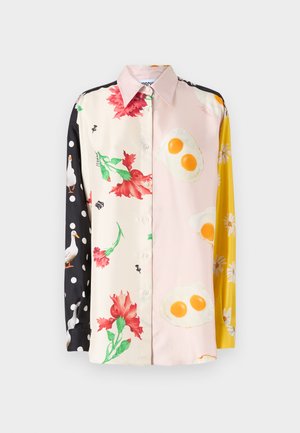 Camisa colorida de botão com padrões florais e de alimentos; os materiais incluem seda. Poás pretos em uma manga; acentos florais amarelos.