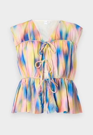 Barvna bluzica v peplum stilu z zaklepom spredaj, kratkimi rokavi in prelivom v odtenkih roza, modre in rumene.