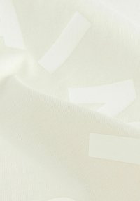 Baltas audinys su lygiu paviršiumi, kurį puošia šviesūs, abstraktūs raštai ir formos, šiek tiek blizga. Lengvas ir lankstus.