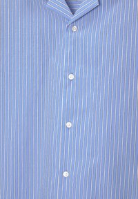 Jasnoniebieska koszula zapinana na guziki z białymi pionowymi paskami, z kołnierzykiem w kształcie notcha, sześcioma guzikami i gładką, sztywną fakturą materiału.