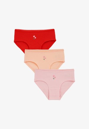 Tre paia di slip di cotone a coste in rosso, pesca e rosa, ciascuno con un piccolo ricamo floreale e un bordo smerlato.