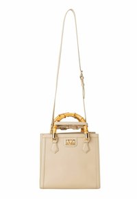 Beige leren handtas met een bamboe handvat aan de bovenkant, een verstelbare schouderriem en gouden hardware accenten. Beschikt over een gestructureerd ontwerp en logo-details.
