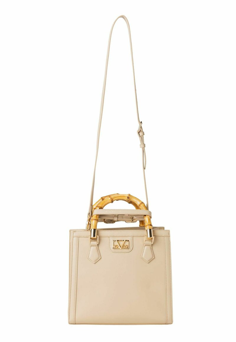 Beige leren handtas met een bamboe handvat aan de bovenkant, een verstelbare schouderriem en gouden hardware accenten. Beschikt over een gestructureerd ontwerp en logo-details.