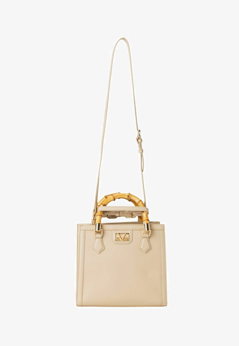 Beige leren handtas met een bamboe handvat aan de bovenkant, een verstelbare schouderriem en gouden hardware accenten. Beschikt over een gestructureerd ontwerp en logo-details.