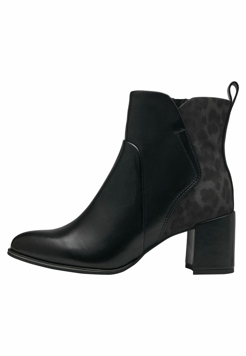 Bottine en cuir noir avec talon carré, bout pointu et tissu sombre à motif à l'arrière, équipée d'une languette de traction.